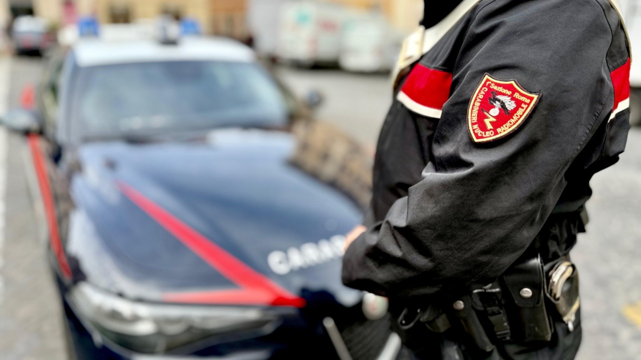Evade dai domiciliari per andare in piscina: arrestato