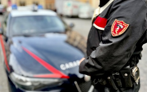 Evade dai domiciliari per andare in piscina: arrestato