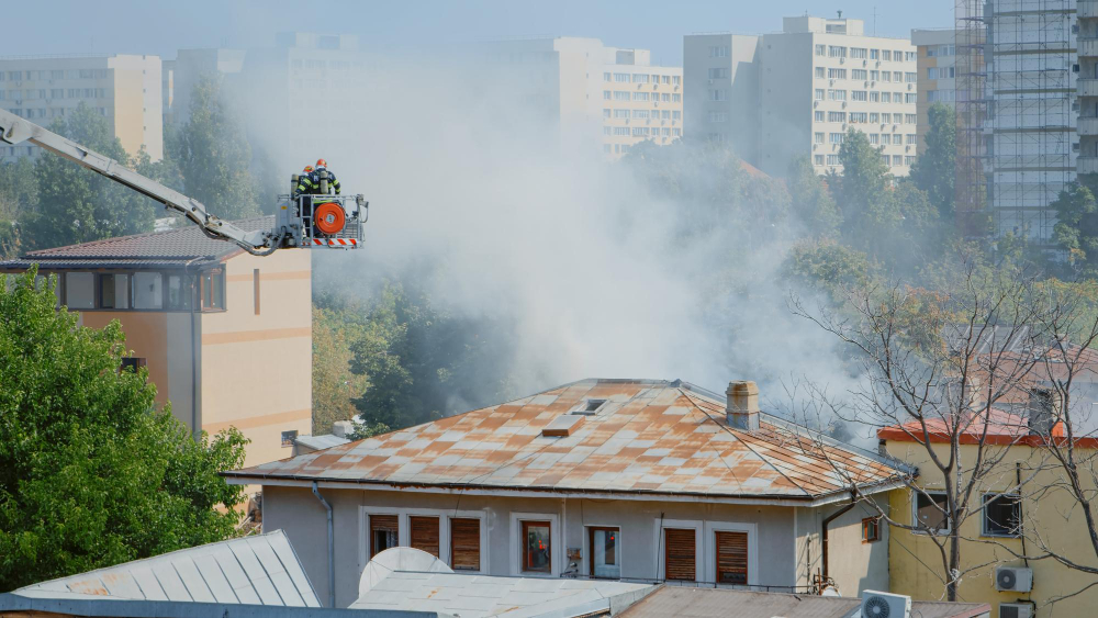 Incendio sul Lago di Garda: intervento della Guardia Costiera per i canader