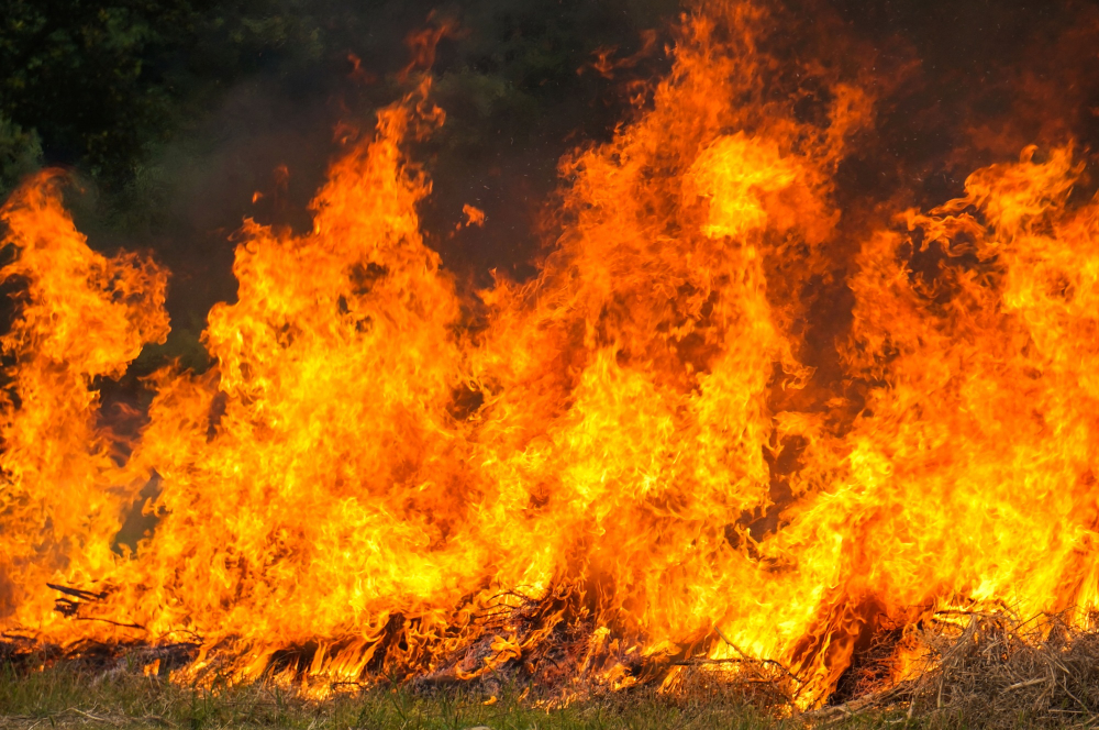 Incendio distrugge un fienile e mille rotoballe di fieno