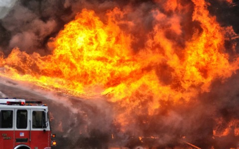 Incendio a Pisogne, due auto carbonizzate nel garage