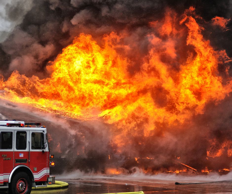 Incendio a Pisogne, due auto carbonizzate nel garage