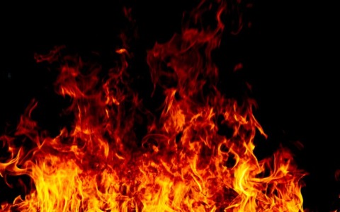 Incendio in pizzeria: fiamme dalla canna fumaria al tetto