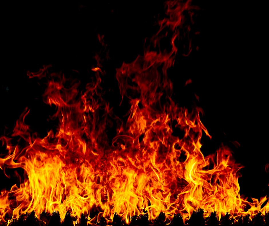 Incendio in pizzeria: fiamme dalla canna fumaria al tetto