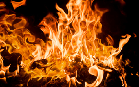 Auto in fiamme sulla tangenziale, traffico rallentato