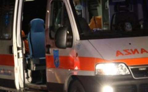 Incidente stradale tra moto e auto, motociclista in ospedale