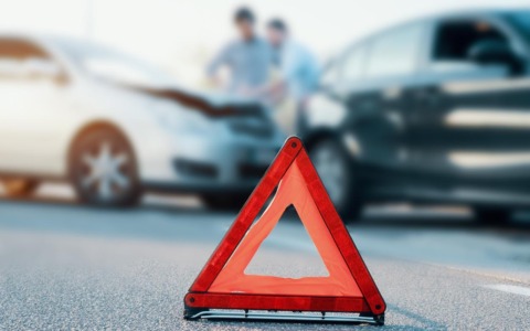 Frontale tra auto: grave una mamma, illesa la figlia di un anno