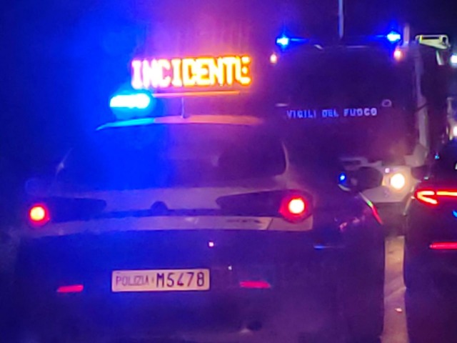 Auto contro la vetrata di un bar dopo il testacoda