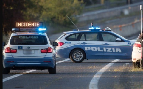 Incidente stradale: auto travolge moto e furgone, tre feriti