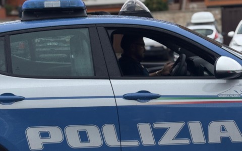Camerunense ventenne danneggia auto della polizia ed è espulso