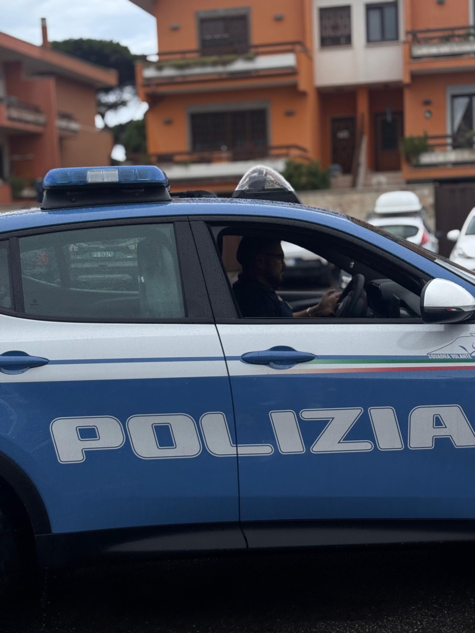 Camerunense ventenne danneggia auto della polizia ed è espulso