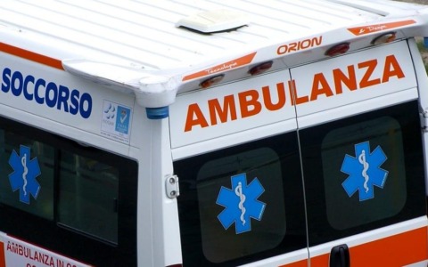 Malore durante il bagno, 18enne salvato e ricoverato