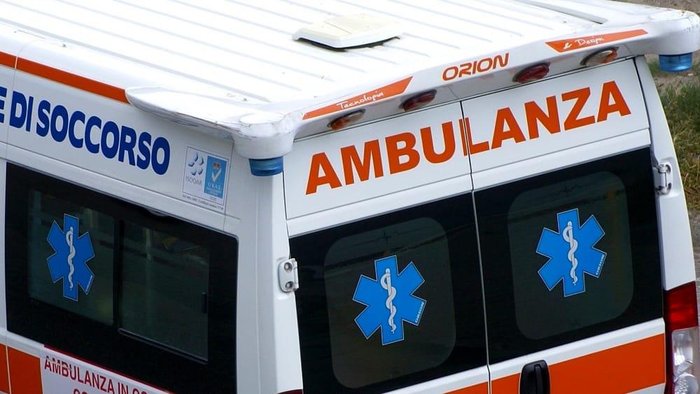 Malore durante il bagno, 18enne salvato e ricoverato