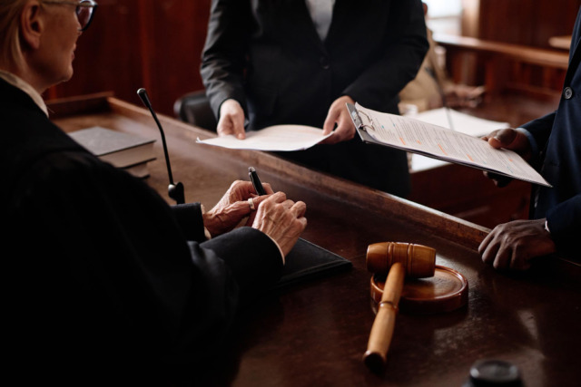Quindici giovani indagati per due tentate rapine nel Bresciano