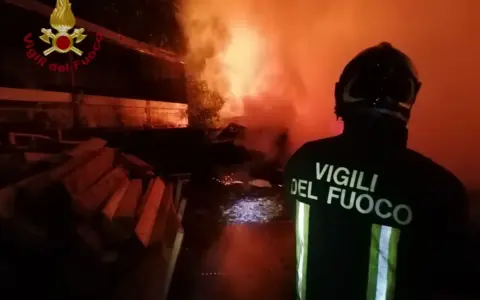 Frana sul pendio, evacuate 23 persone