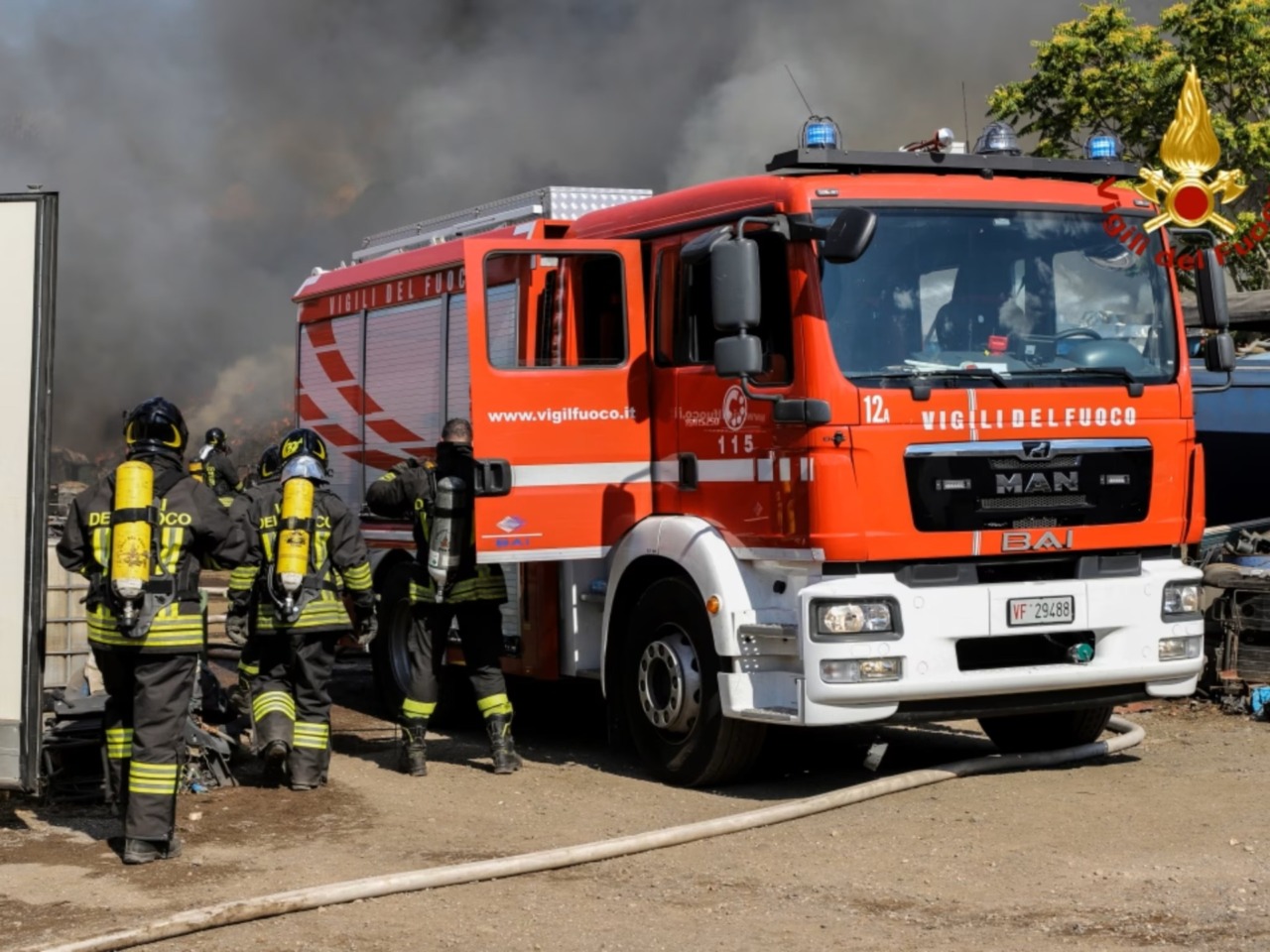 Ciclabile interrotta da un albero caduto, pronti i Vigili del Fuoco