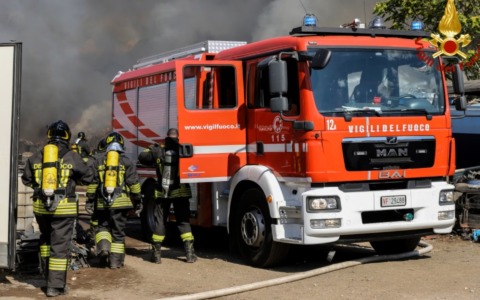 Ciclabile interrotta da un albero caduto, pronti i Vigili del Fuoco